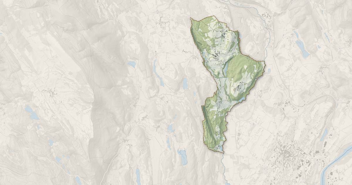 Portrait cartographique de Andert-et-Condon : relief, eau, forêts, bâti et voies, calculés à partir des données de l'IGN