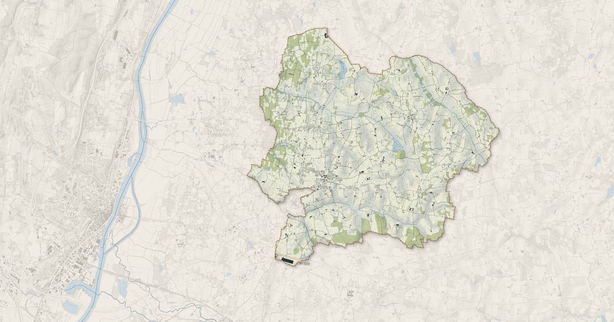 Portrait cartographique de Bâgé-Dommartin : relief, eau, forêts, bâti et voies, calculés à partir des données de l'IGN