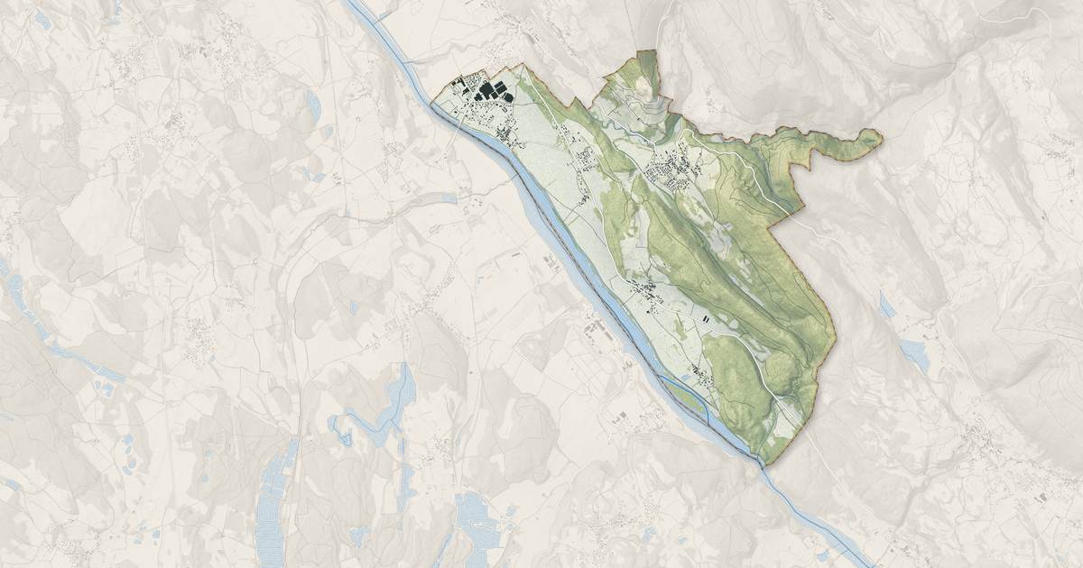 Portrait cartographique de Briord : relief, eau, forêts, bâti et voies, calculés à partir des données de l'IGN