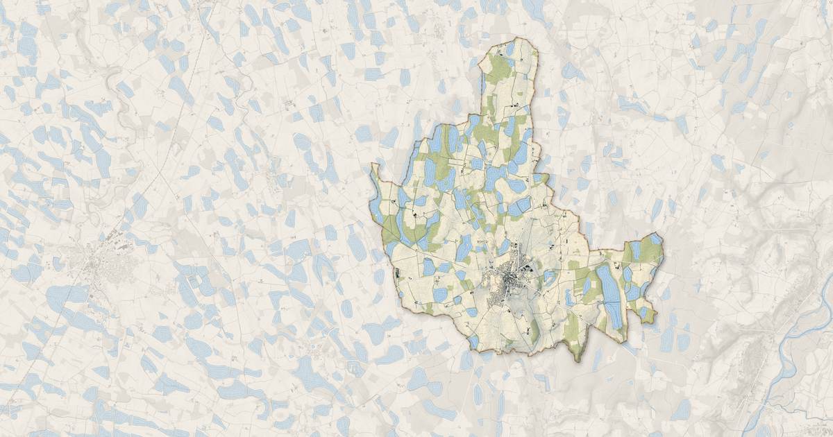 Portrait cartographique de Chalamont : relief, eau, forêts, bâti et voies, calculés à partir des données de l'IGN