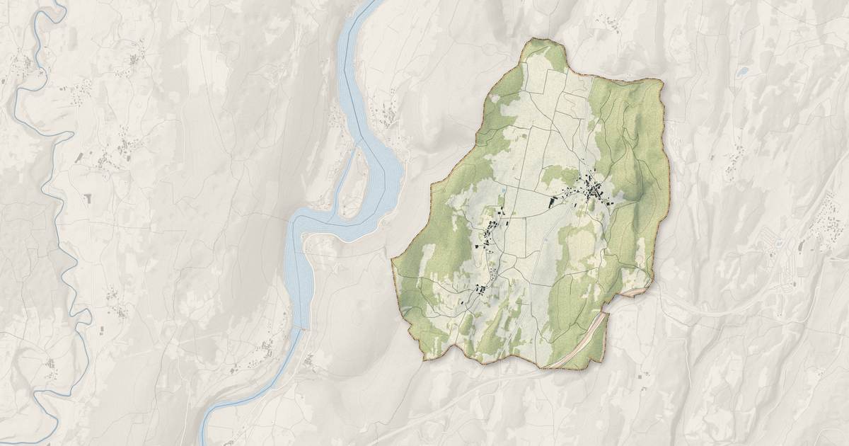 Portrait cartographique de Challes-la-Montagne : relief, eau, forêts, bâti et voies, calculés à partir des données de l'IGN