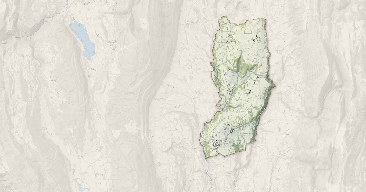 Portrait cartographique de Champagne-en-Valromey : relief, eau, forêts, bâti et voies, calculés à partir des données de l'IGN