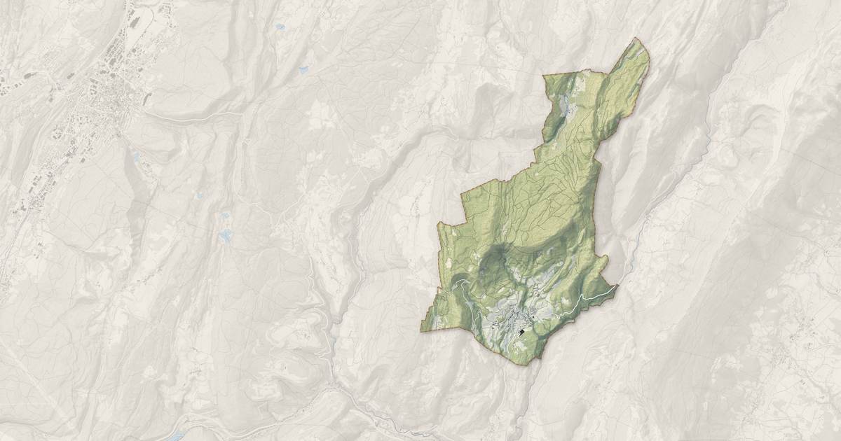Portrait cartographique de Champfromier : relief, eau, forêts, bâti et voies, calculés à partir des données de l'IGN