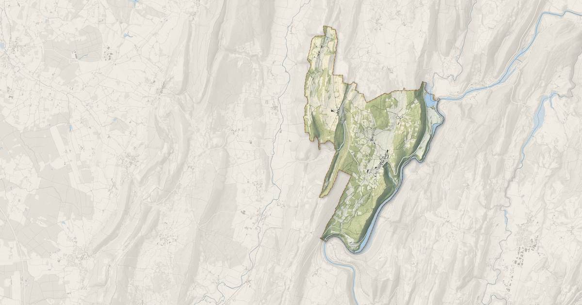 Portrait cartographique de Corveissiat : relief, eau, forêts, bâti et voies, calculés à partir des données de l'IGN
