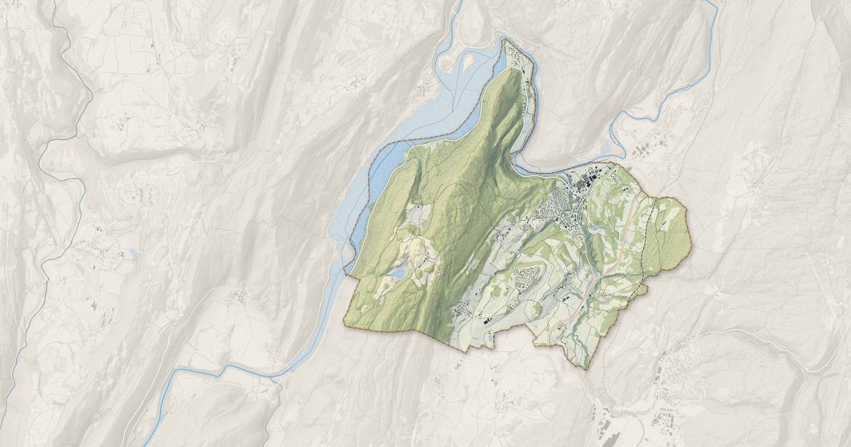 Portrait cartographique de Dortan : relief, eau, forêts, bâti et voies, calculés à partir des données de l'IGN
