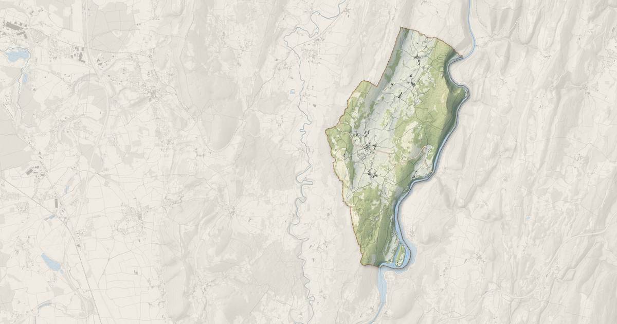 Portrait cartographique de Hautecourt-Romanèche : relief, eau, forêts, bâti et voies, calculés à partir des données de l'IGN