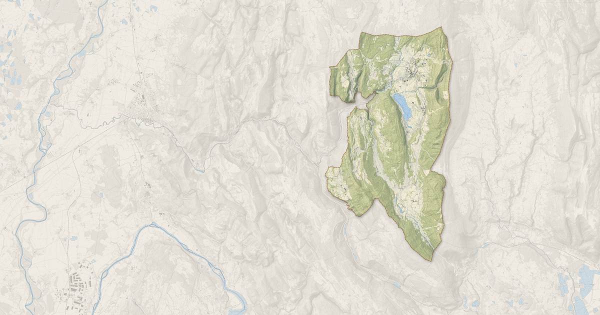 Portrait cartographique de Plateau d'Hauteville : relief, eau, forêts, bâti et voies, calculés à partir des données de l'IGN