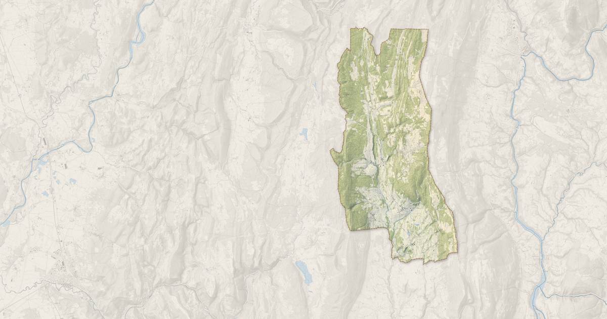 Portrait cartographique de Haut Valromey : relief, eau, forêts, bâti et voies, calculés à partir des données de l'IGN
