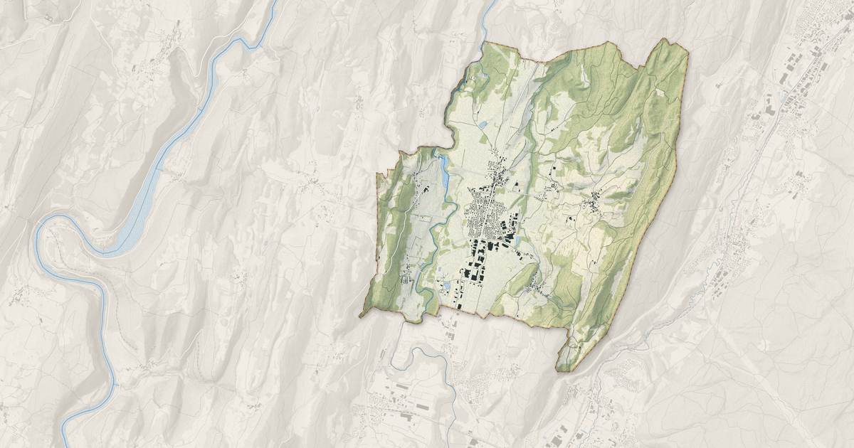 Portrait cartographique de Izernore : relief, eau, forêts, bâti et voies, calculés à partir des données de l'IGN