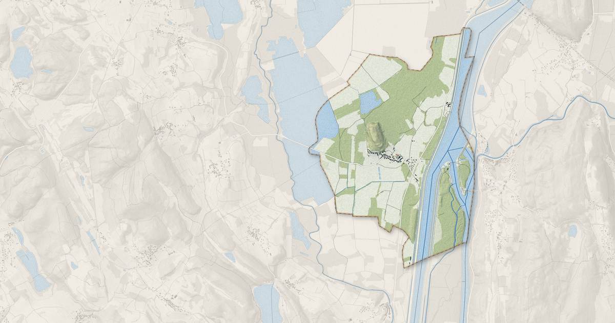 Portrait cartographique de Lavours : relief, eau, forêts, bâti et voies, calculés à partir des données de l'IGN