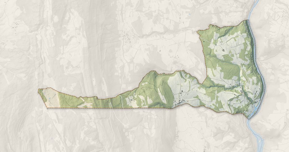 Portrait cartographique de Surjoux-Lhopital : relief, eau, forêts, bâti et voies, calculés à partir des données de l'IGN