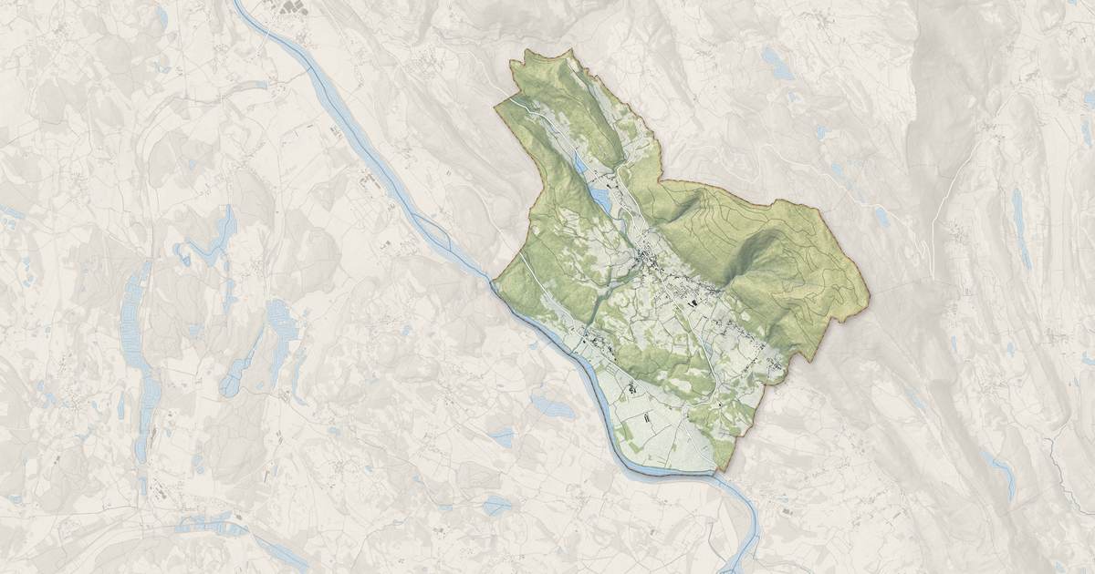 Portrait cartographique de Lhuis : relief, eau, forêts, bâti et voies, calculés à partir des données de l'IGN