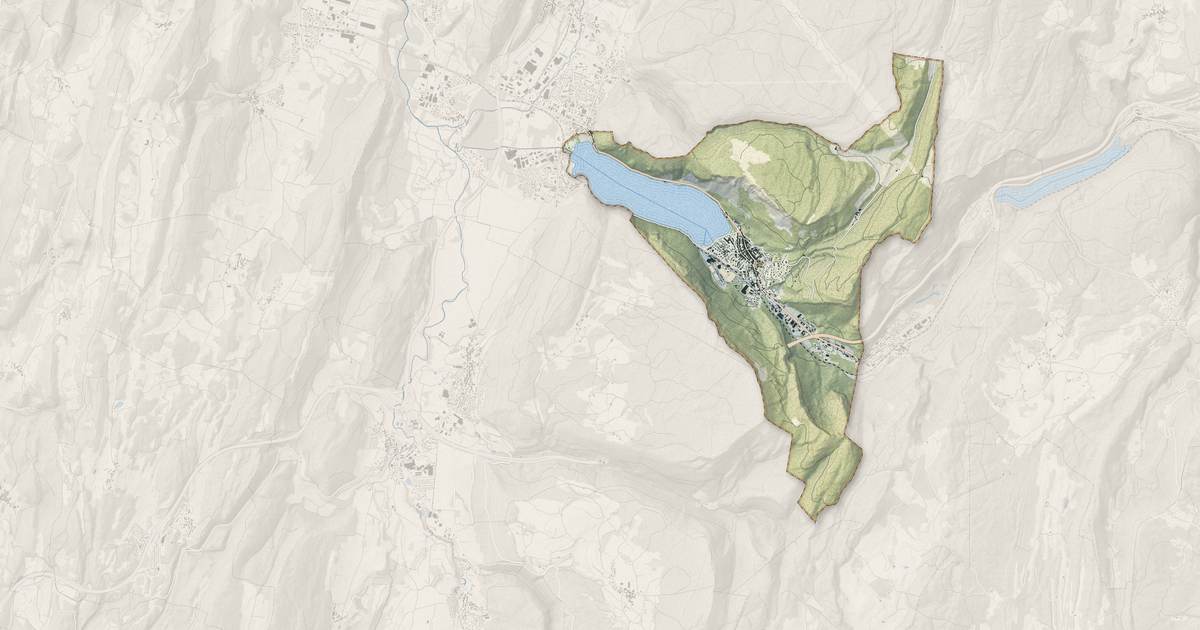 Portrait cartographique de Nantua : relief, eau, forêts, bâti et voies, calculés à partir des données de l'IGN