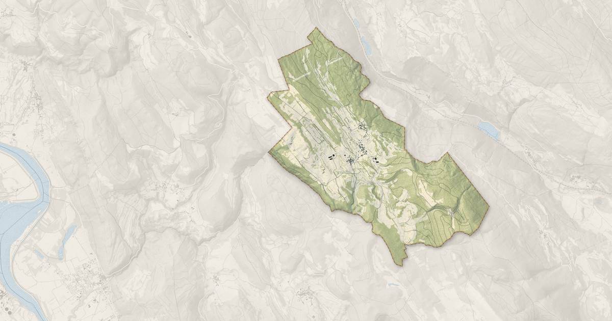 Portrait cartographique de Ordonnaz : relief, eau, forêts, bâti et voies, calculés à partir des données de l'IGN