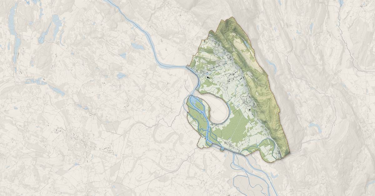 Portrait cartographique de Groslée-Saint-Benoit : relief, eau, forêts, bâti et voies, calculés à partir des données de l'IGN