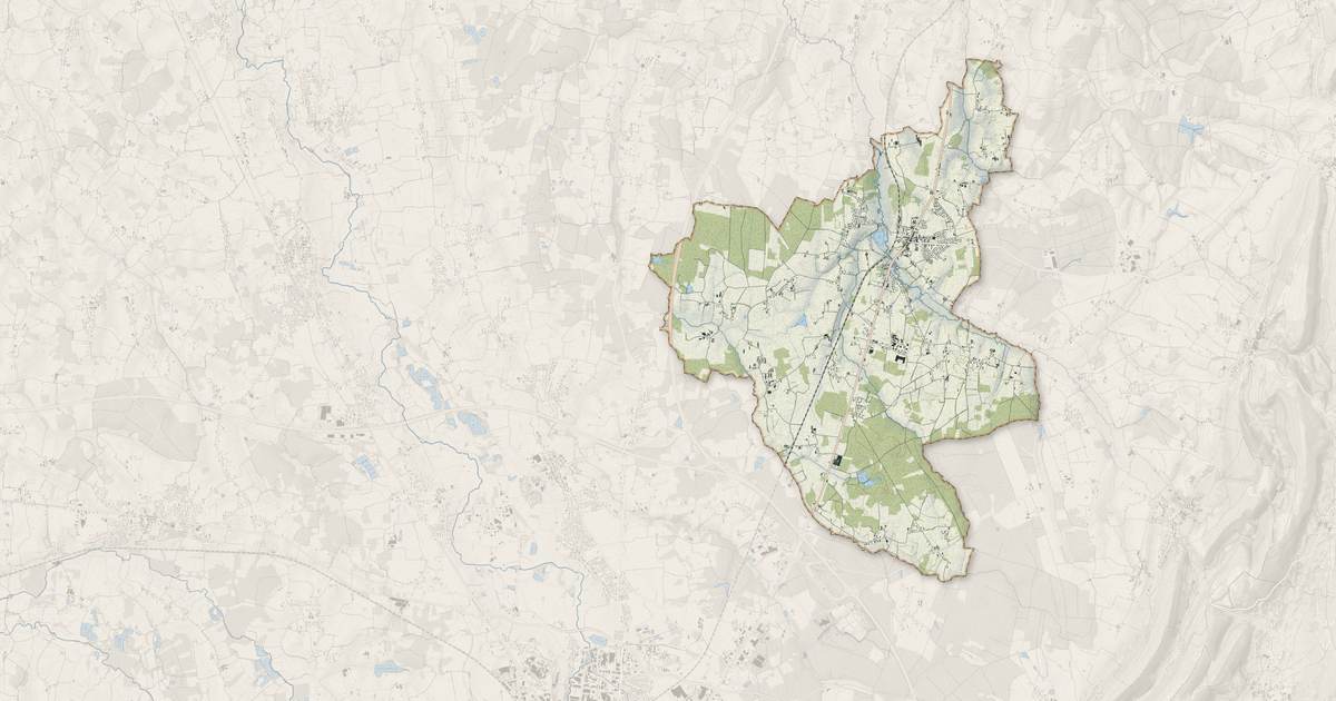 Portrait cartographique de Saint-Étienne-du-Bois : relief, eau, forêts, bâti et voies, calculés à partir des données de l'IGN