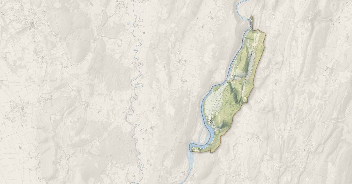Portrait cartographique de Serrières-sur-Ain : relief, eau, forêts, bâti et voies, calculés à partir des données de l'IGN