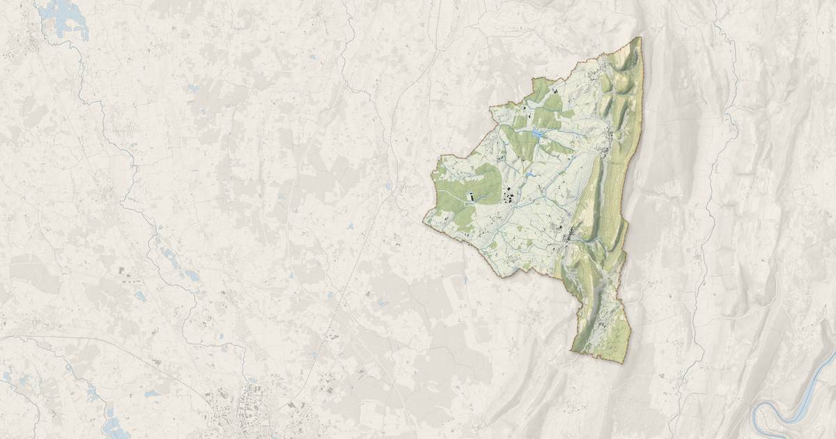 Portrait cartographique de Val-Revermont : relief, eau, forêts, bâti et voies, calculés à partir des données de l'IGN