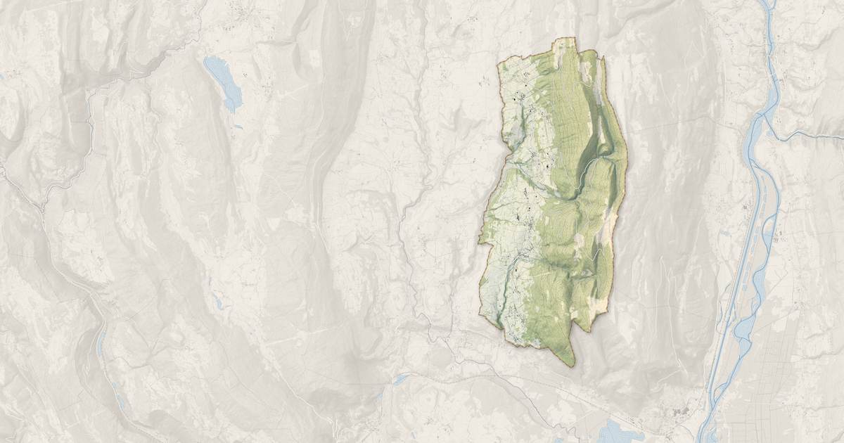 Portrait cartographique de Arvière-en-Valromey : relief, eau, forêts, bâti et voies, calculés à partir des données de l'IGN