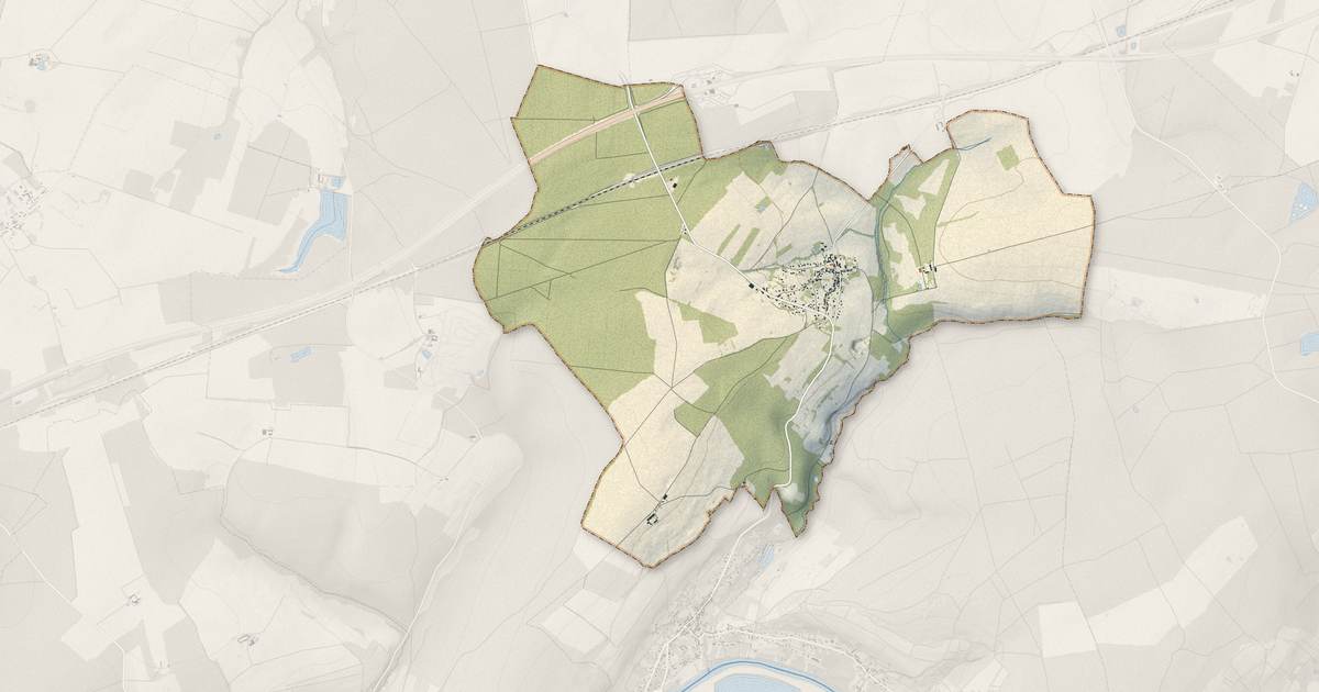 Portrait cartographique de Le Charmel : relief, eau, forêts, bâti et voies, calculés à partir des données de l'IGN