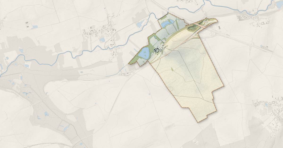 Portrait cartographique de Courbes : relief, eau, forêts, bâti et voies, calculés à partir des données de l'IGN