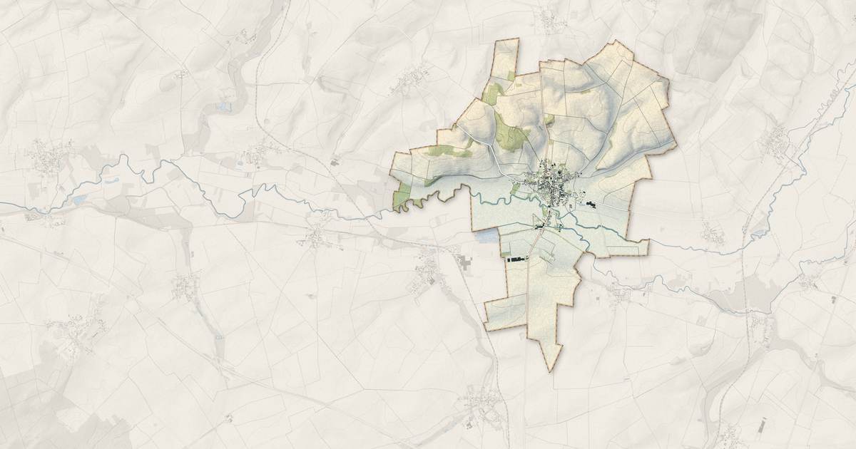 Portrait cartographique de Crécy-sur-Serre : relief, eau, forêts, bâti et voies, calculés à partir des données de l'IGN