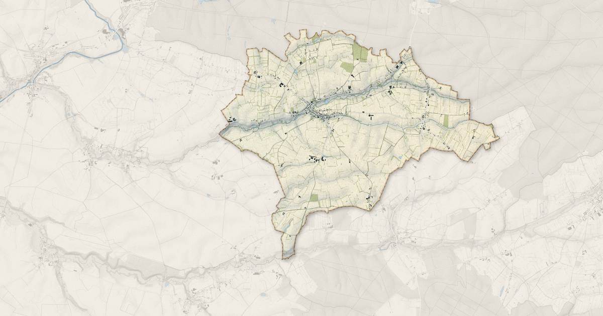 Portrait cartographique de Esquéhéries : relief, eau, forêts, bâti et voies, calculés à partir des données de l'IGN