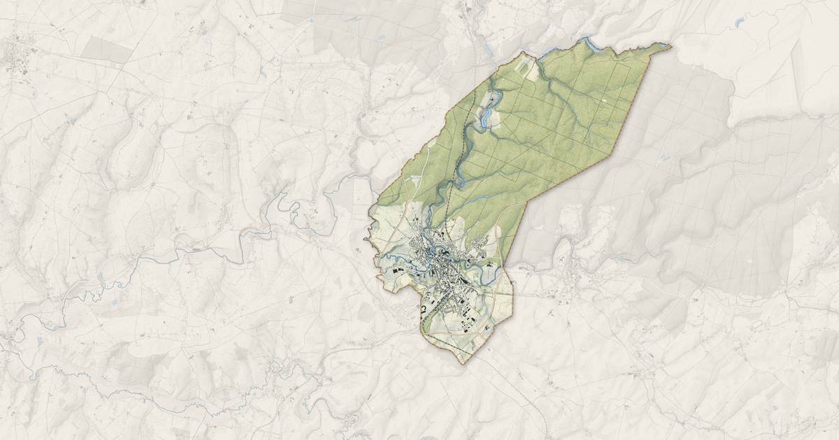 Portrait cartographique de Hirson : relief, eau, forêts, bâti et voies, calculés à partir des données de l'IGN