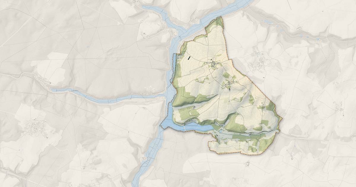 Portrait cartographique de Louâtre : relief, eau, forêts, bâti et voies, calculés à partir des données de l'IGN