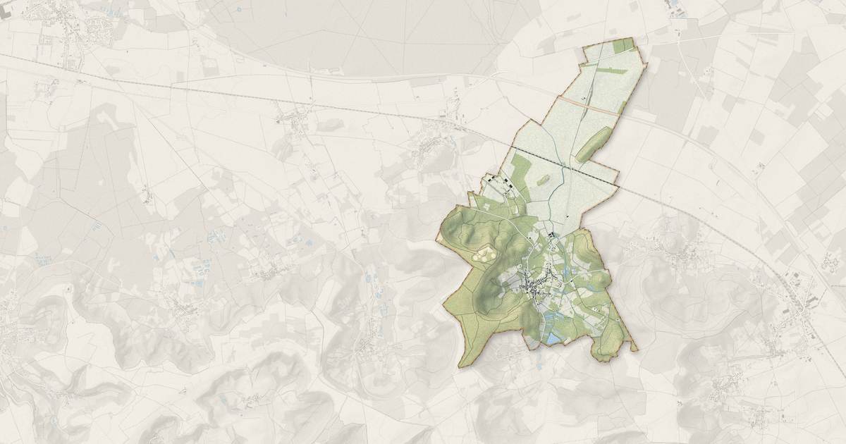 Portrait cartographique de Mauregny-en-Haye : relief, eau, forêts, bâti et voies, calculés à partir des données de l'IGN