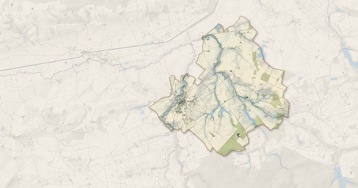 Portrait cartographique de Ainay-le-Château : relief, eau, forêts, bâti et voies, calculés à partir des données de l'IGN