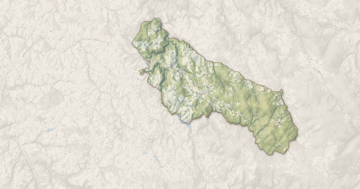 Portrait cartographique de Châtel-Montagne : relief, eau, forêts, bâti et voies, calculés à partir des données de l'IGN