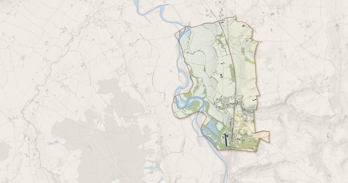 Portrait cartographique de Créchy : relief, eau, forêts, bâti et voies, calculés à partir des données de l'IGN