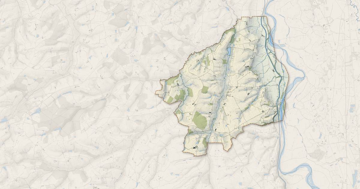 Portrait cartographique de Luneau : relief, eau, forêts, bâti et voies, calculés à partir des données de l'IGN