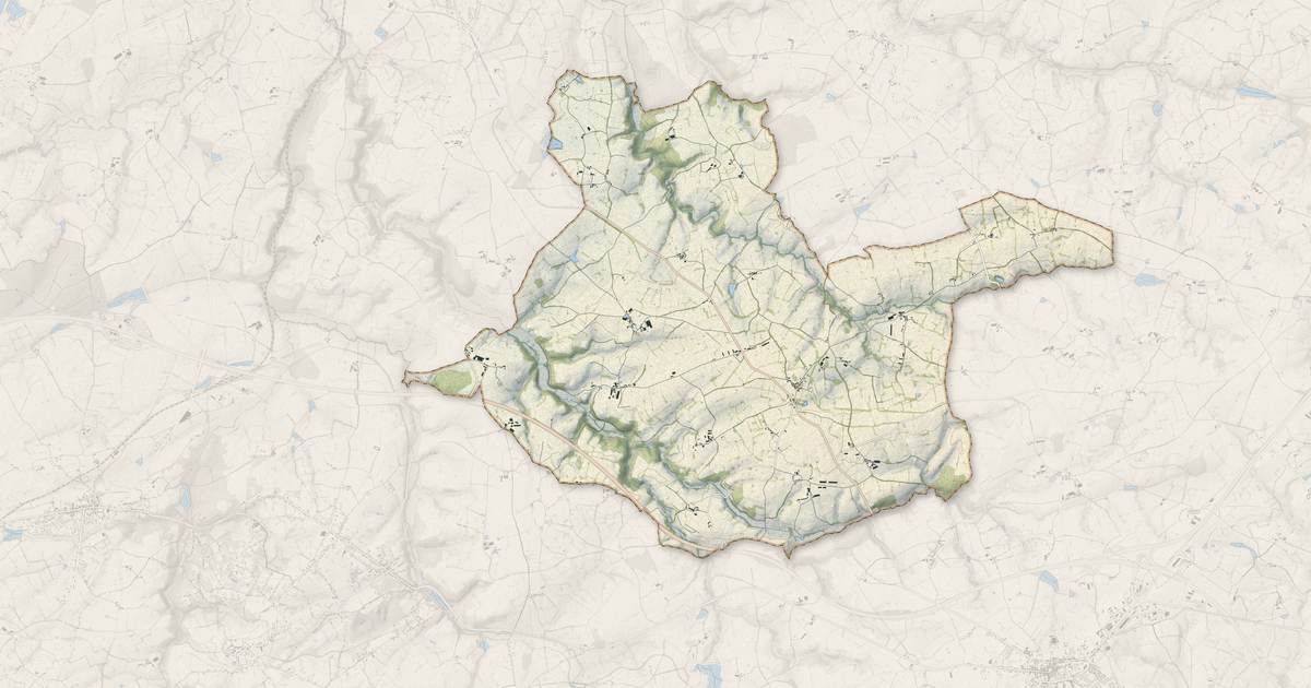 Portrait cartographique de Saint-Priest-en-Murat : relief, eau, forêts, bâti et voies, calculés à partir des données de l'IGN