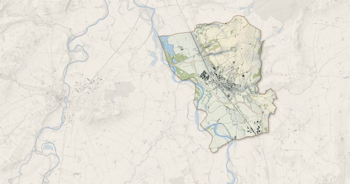 Portrait cartographique de Varennes-sur-Allier : relief, eau, forêts, bâti et voies, calculés à partir des données de l'IGN