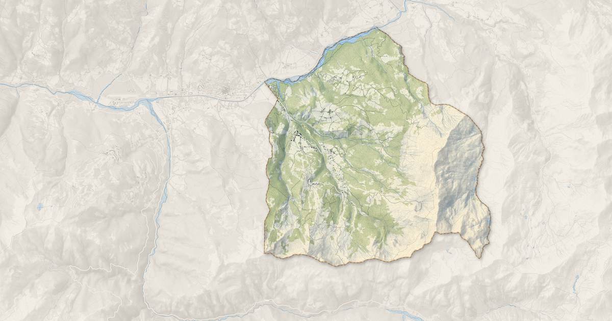 Portrait cartographique de Enchastrayes : relief, eau, forêts, bâti et voies, calculés à partir des données de l'IGN