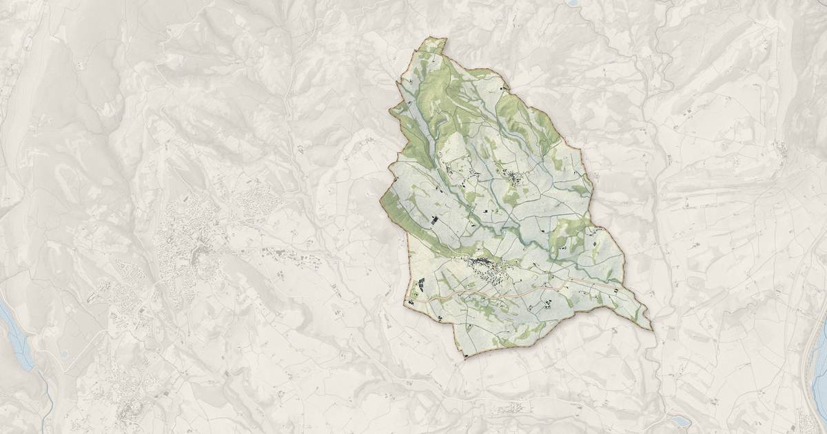 Portrait cartographique de Pierrerue : relief, eau, forêts, bâti et voies, calculés à partir des données de l'IGN