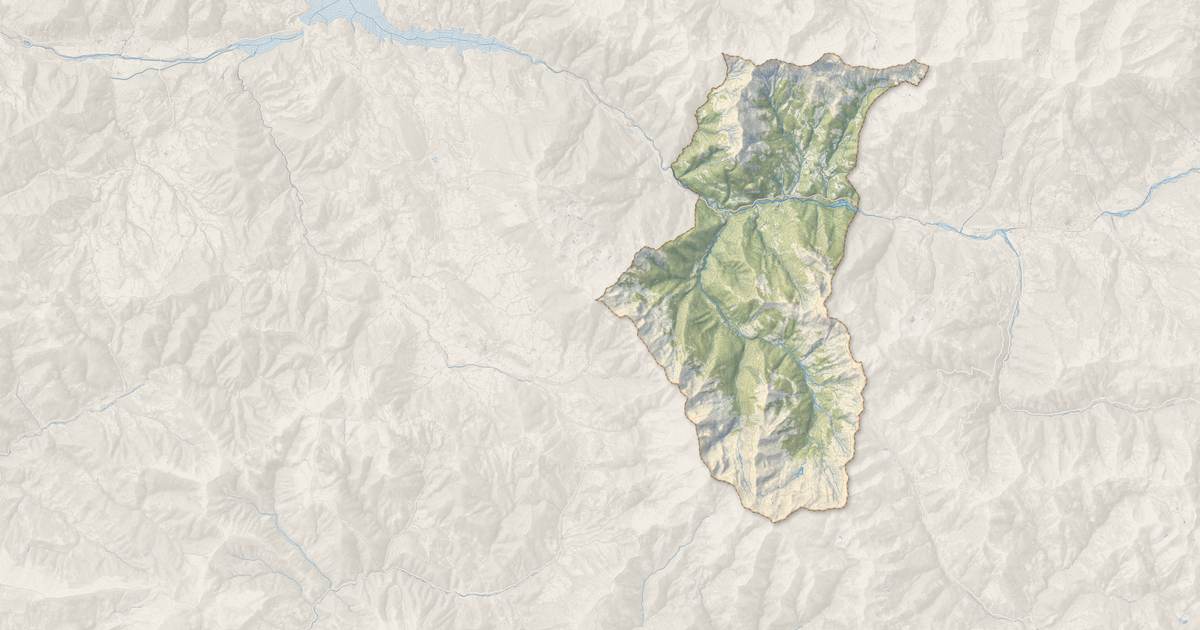 Portrait cartographique de Méolans-Revel : relief, eau, forêts, bâti et voies, calculés à partir des données de l'IGN