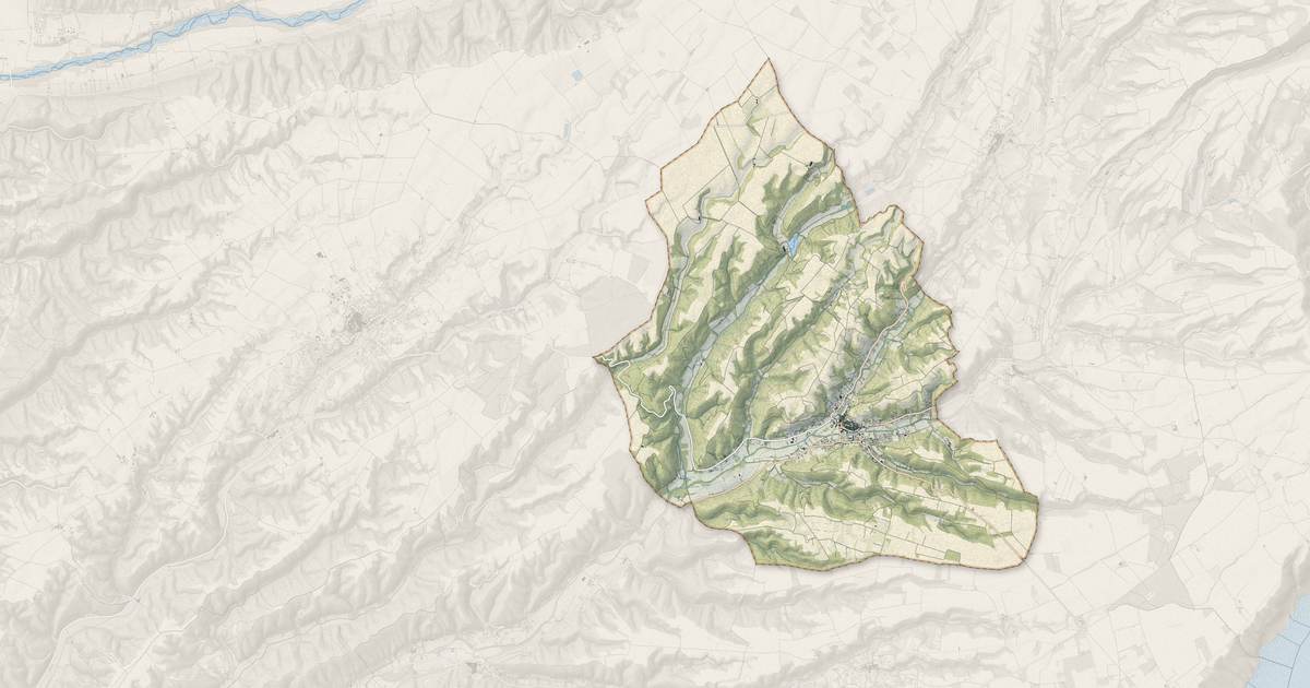 Portrait cartographique de Riez : relief, eau, forêts, bâti et voies, calculés à partir des données de l'IGN