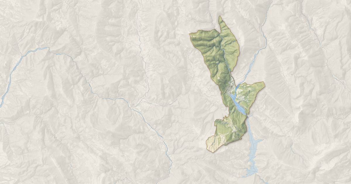 Portrait cartographique de Saint-André-les-Alpes : relief, eau, forêts, bâti et voies, calculés à partir des données de l'IGN