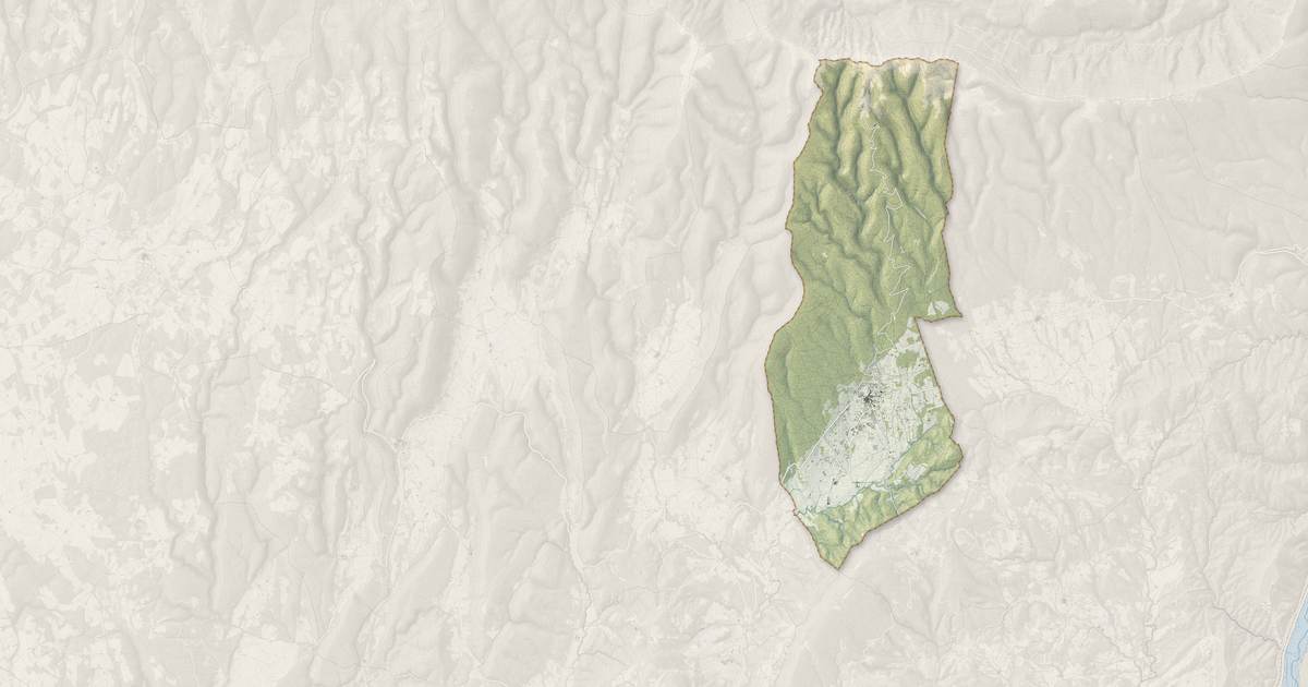 Portrait cartographique de Saint-Étienne-les-Orgues : relief, eau, forêts, bâti et voies, calculés à partir des données de l'IGN