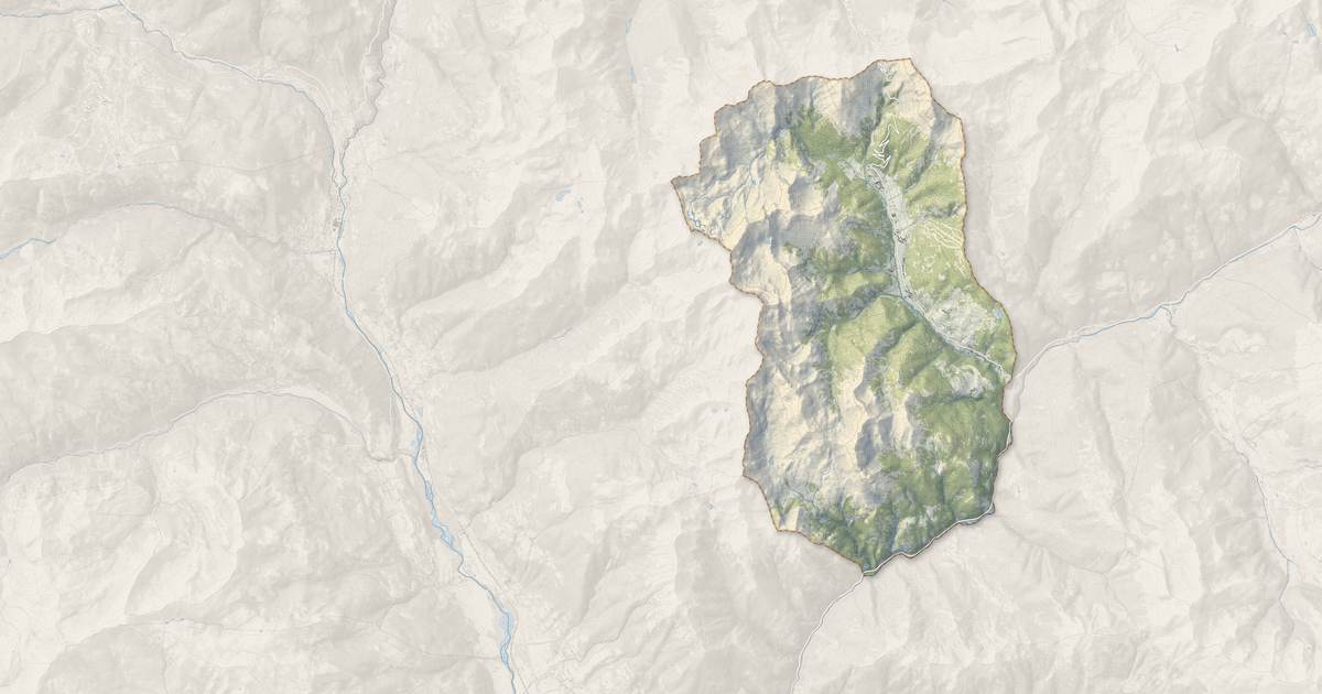 Portrait cartographique de Arvieux : relief, eau, forêts, bâti et voies, calculés à partir des données de l'IGN