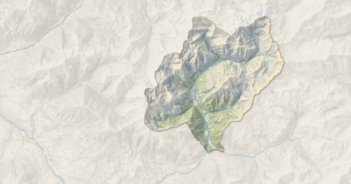 Portrait cartographique de Champoléon : relief, eau, forêts, bâti et voies, calculés à partir des données de l'IGN