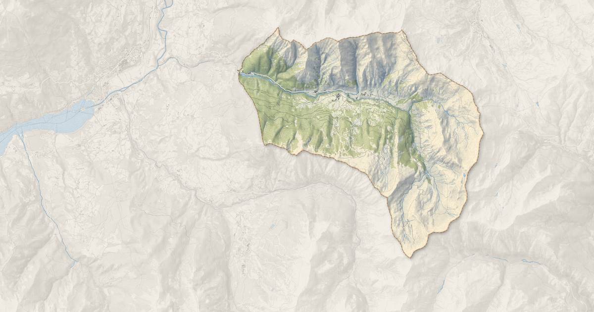 Portrait cartographique de Crévoux : relief, eau, forêts, bâti et voies, calculés à partir des données de l'IGN