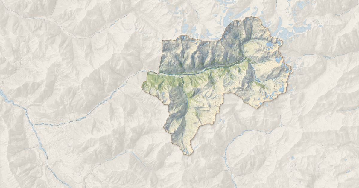 Portrait cartographique de La Chapelle-en-Valgaudémar : relief, eau, forêts, bâti et voies, calculés à partir des données de l'IGN