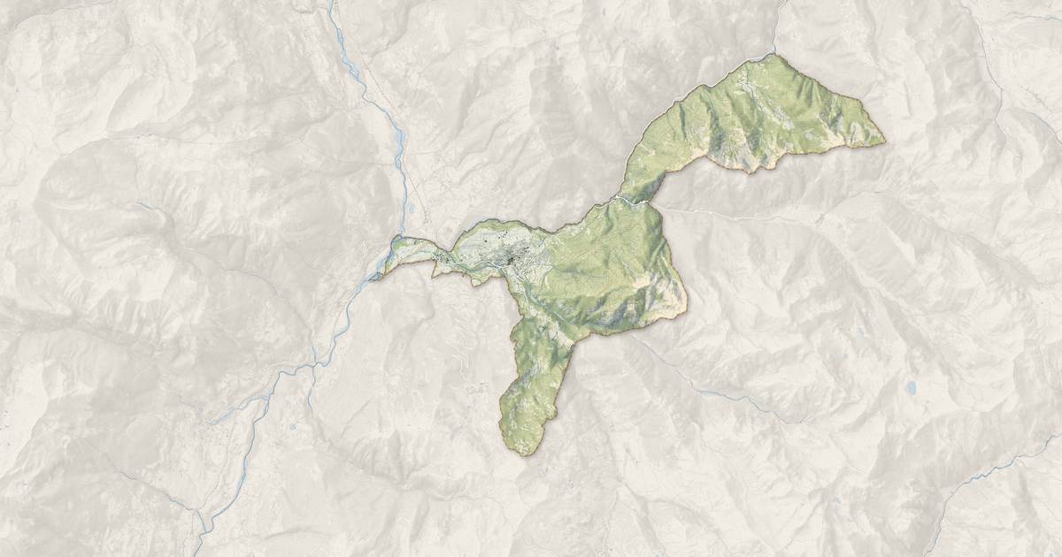 Portrait cartographique de Guillestre : relief, eau, forêts, bâti et voies, calculés à partir des données de l'IGN