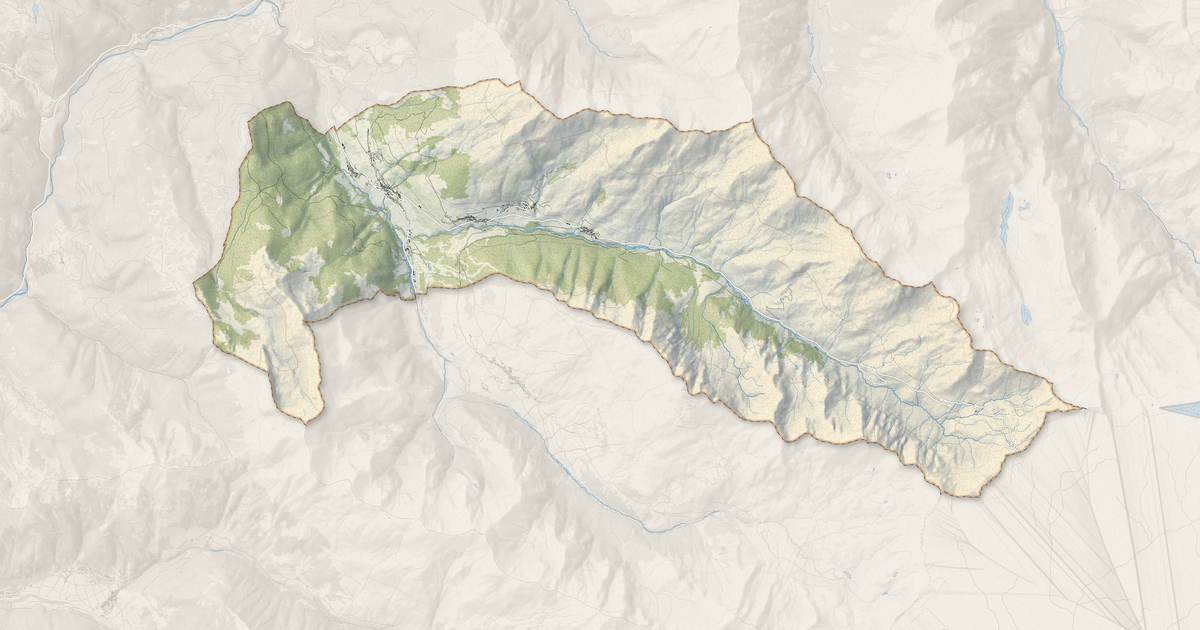 Portrait cartographique de Molines-en-Queyras : relief, eau, forêts, bâti et voies, calculés à partir des données de l'IGN