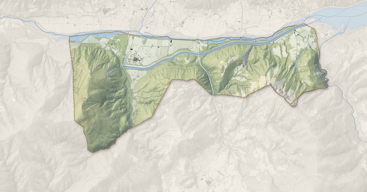 Portrait cartographique de Rochebrune : relief, eau, forêts, bâti et voies, calculés à partir des données de l'IGN