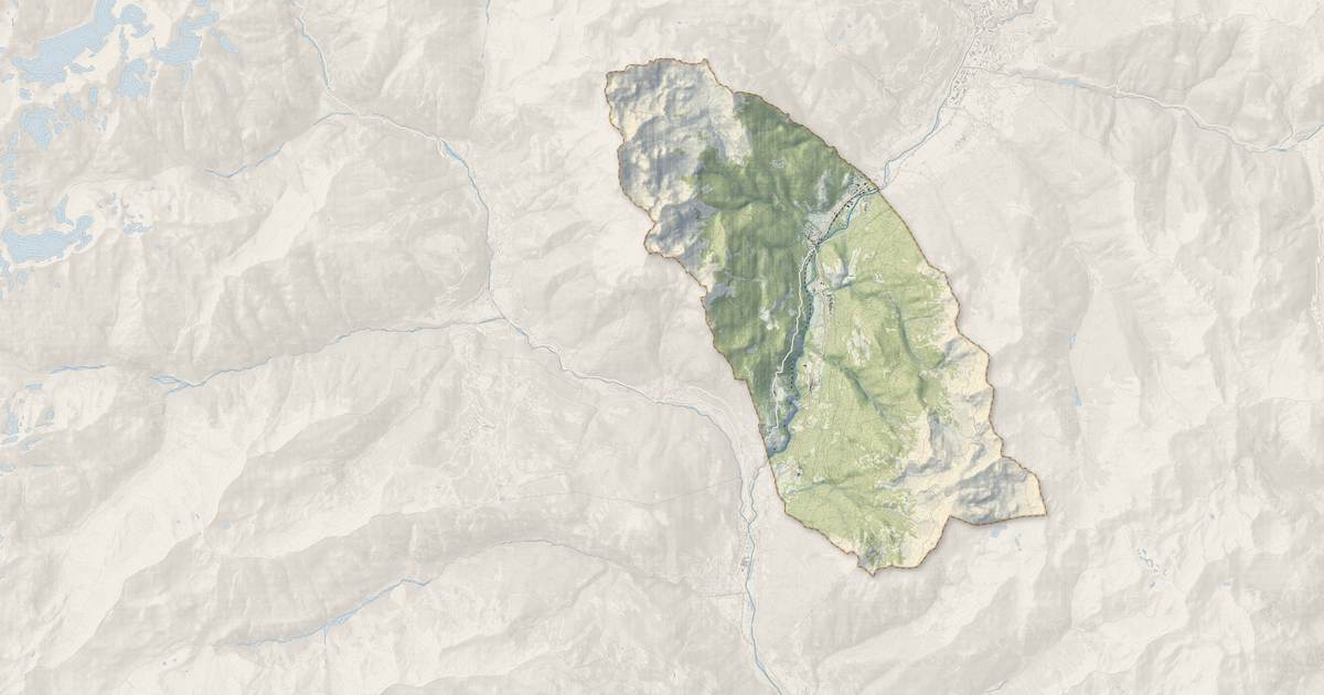 Portrait cartographique de Saint-Martin-de-Queyrières : relief, eau, forêts, bâti et voies, calculés à partir des données de l'IGN